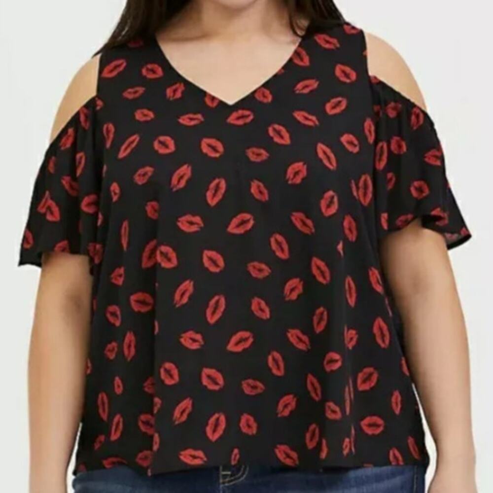 Torrid Womens Lip Print Cold Shoulder Top Size 2X Novelty Valentines Romantic